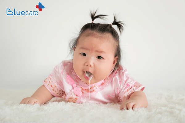 Trẻ nôn trớ sau khi chiếu đèn vàng da
