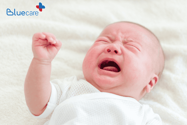 Trẻ quấy khóc sau khi chiếu đèn vàng da