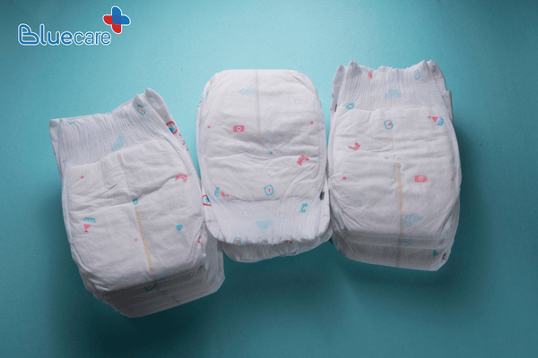 Chuẩn bị tã cho trẻ chiếu đèn vàng da tại nhà