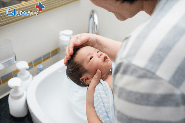 Gội đầu cho bé 5 tháng tuổi