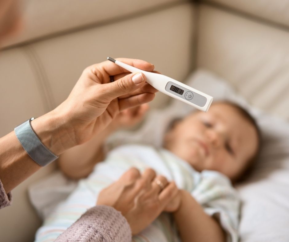 Tắm khi trẻ sơ sinh bị sốt