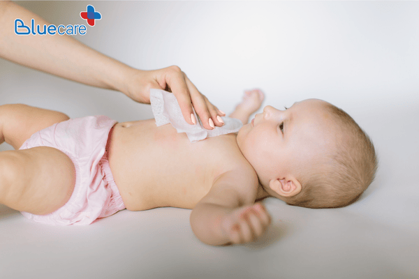 Lau người cho trẻ sau khi chiếu đèn