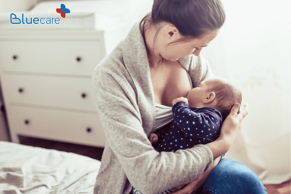Cho trẻ bú mẹ sau khi chiếu đèn