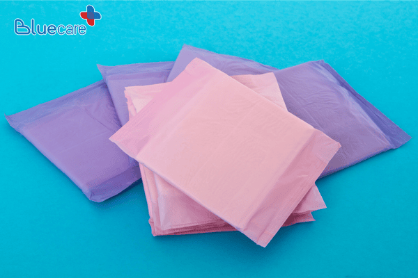 Mẹ sau sinh mổ nên thay băng vệ sinh thường xuyên