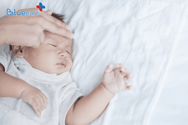 Kiểm tra nhiệt độ của trẻ khi chiếu đèn vàng da