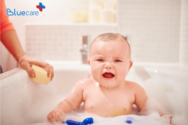Trẻ sơ sinh khóc khi tắm