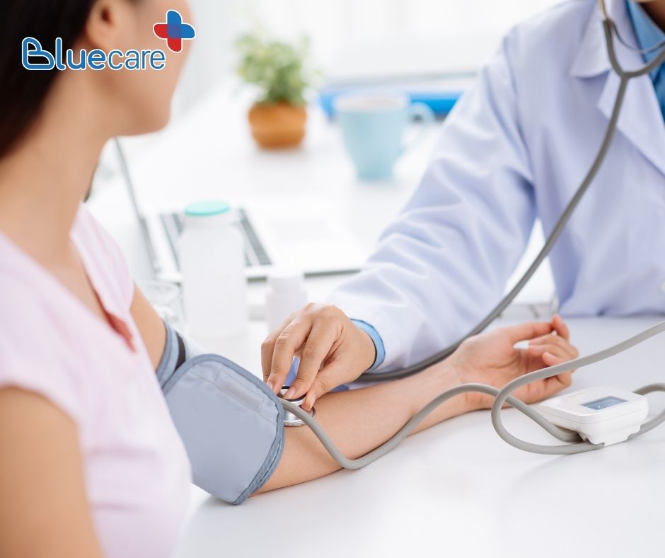 Đo huyết áp cho mẹ sau sinh