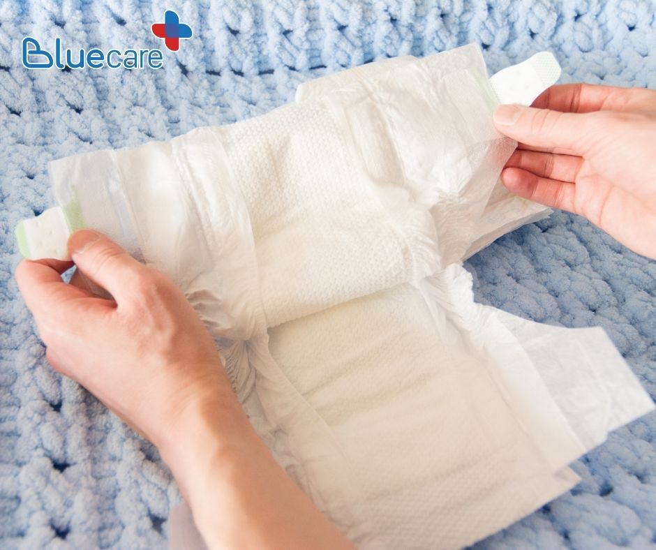 Mặc tã cho trẻ sơ sinh chưa rụng rốn