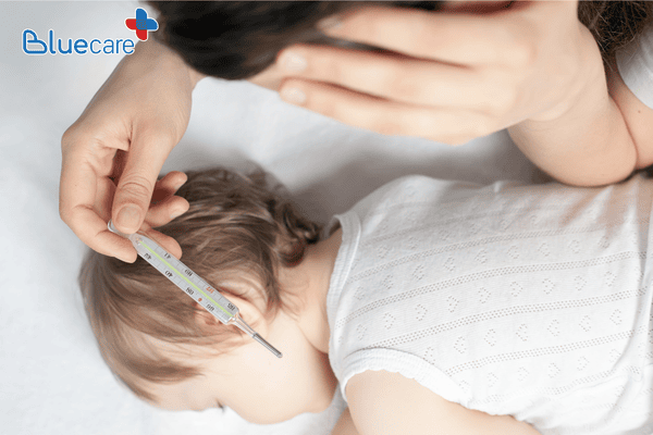 Không tắm khi trẻ bị sốt
