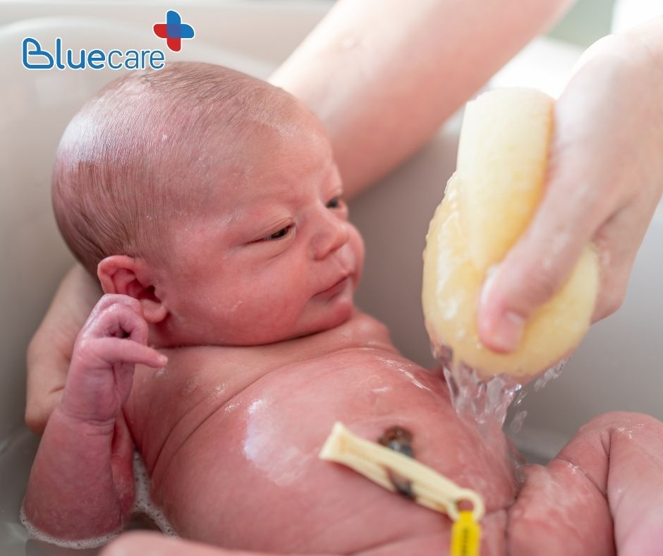 Lưu ý khi tắm cho trẻ sơ sinh chưa rụng rốn