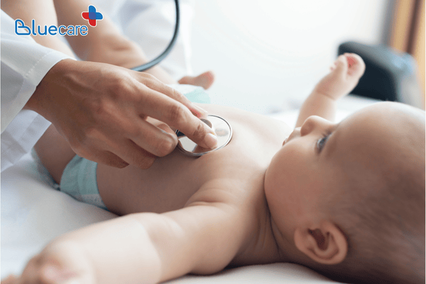 Khám bác sĩ trước khi chiếu đèn vàng da
