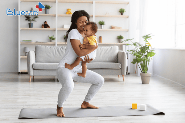 Bài tập squat với em bé giúp phục hồi sau sinh